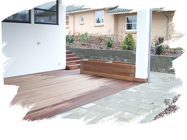 Terrasse i h�rdt tr� - 60 kvadrat meter + haveskur